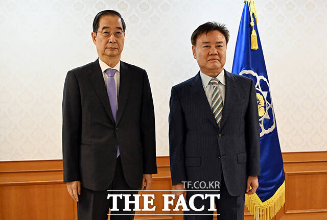 위촉장 수여하는 한덕수 국무총리 [TF사진관]