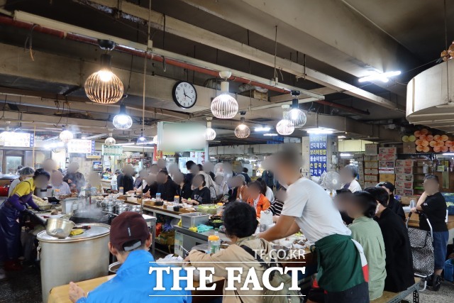 [현장FACT] 흑백요리사 인기에 경동시장 식당가는 북적 (영상)