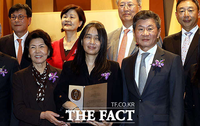 한강 노벨상 발표 후 첫 행보  포니정 시상식 참석 [TF포착]