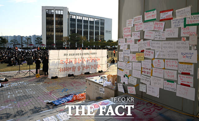 [단독] 성신여대 래커칠 학생 색출 논란…학교 조사에 경찰 수사까지