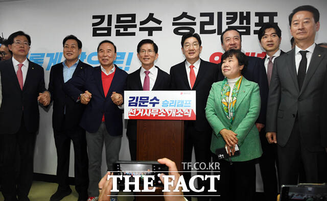 김문수 '승리캠프' 개소식...국힘 지도부·석동현 등 참석 눈길 [TF사진관]