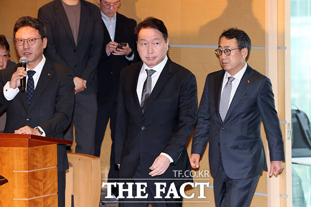 고객과 국민들께 불안·불편 초래 최태원…SKT 해킹 사고 대국민 사과 [TF사진관]