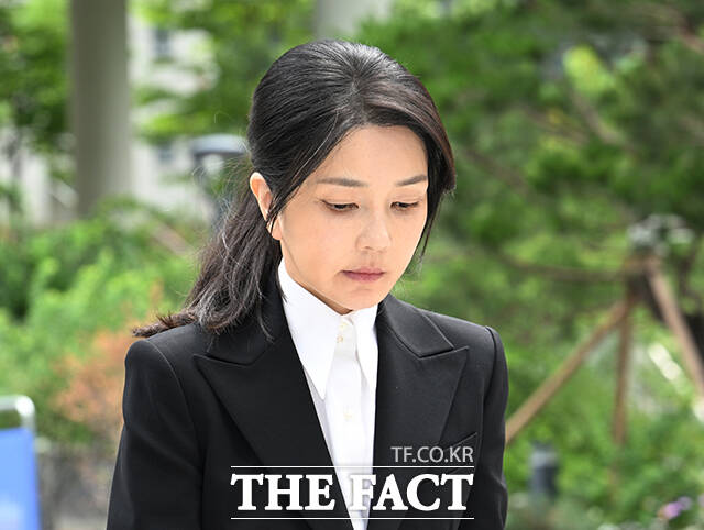 [속보] 특검, 김건희 구속영장 청구…조사 하루 만에