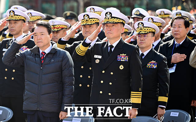 이순신 동상 앞에서 열린 해군창설 80주년 기념식 [TF사진관]
