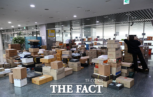 설 연휴 D-2…선물로 가득한 국회 의원회관 [TF포착]
