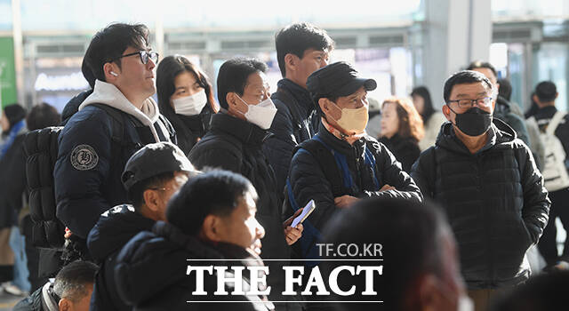 윤석열 1심 ‘무기징역’  선고 지켜보는 시민들  [TF사진관]