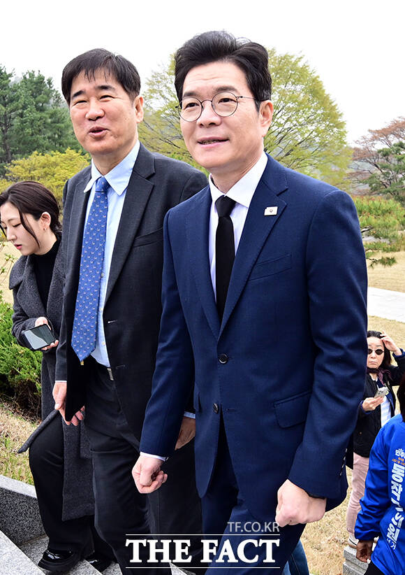임시정부요인 묘소 참배하는 정원오 더불어민주당 서울시장 후보 [TF사진관]