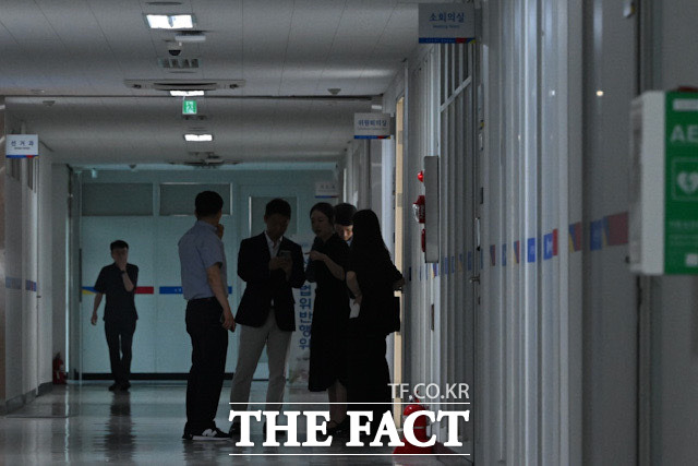 '투표용지 부족' 압수수색...적막 흐르는 서울선관위 [TF사진관]