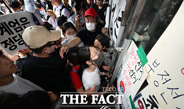 경기장 입구 막는 시위 참가자 1명에...잠실 개표소 진입 무산  [TF사진관]