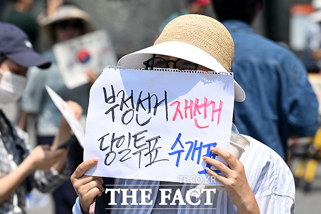 체육회 진입 무산...'12일째' 봉쇄 이어지는 잠실 개표소 [TF사진관]