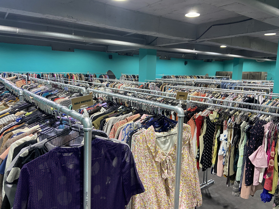 Coin-conscious consumers in Korea buy clothes by the kilogram