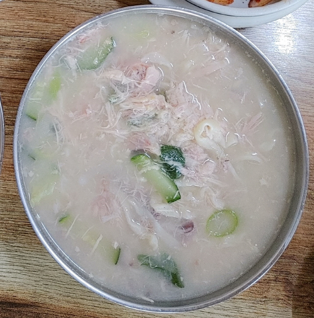 [맛있수다] 손수 반죽한 면·푹 끓인 육수 26년 변함없는 맛의 비결