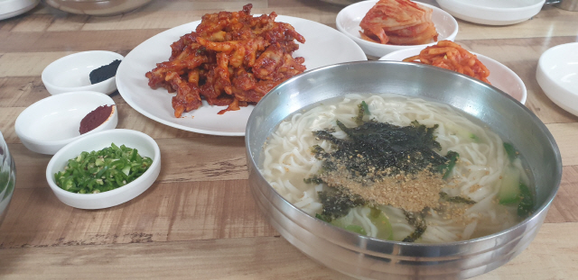 [맛있수다] 매콤 닭발로 입맛 돋우고 뽀얀 칼국수 입 안 달래고