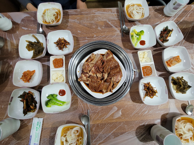 [맛있수다] 한옥 정취로 정신적 포만감 과일 은은한 단맛 미소 불러