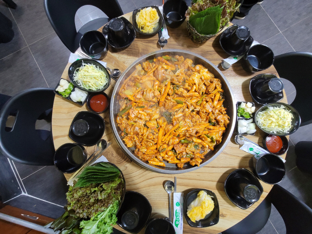 [맛있수다] 닭갈비 원조는 춘천 아닌 홍천 토박이 일대기 소울푸드 큰 획