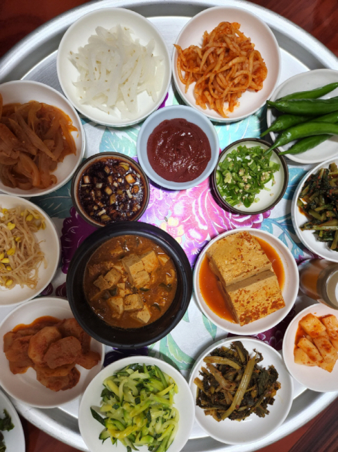 [맛있수다] 여러 식재료 어울려 알록달록 보리밥 상다리 휘청