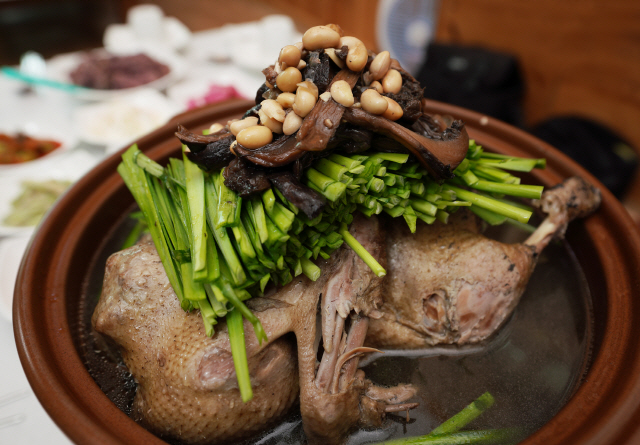[맛있수다] 오리·능이버섯·부추·메주콩이 내는 깔끔하고 깊은 맛