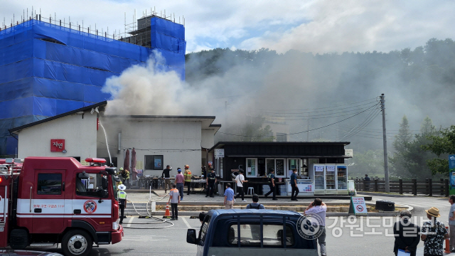 횡성호수길 축제장 인근 카페 화재…관광객 대피 소동