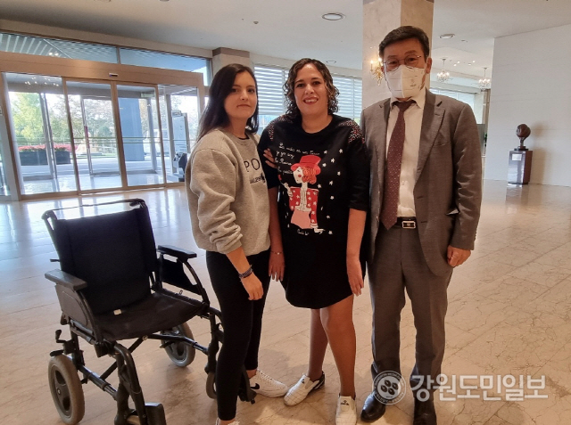호텔인터불고 원주, 루게릭병 투병중인 스페인 여성의 치료 지원 화제
