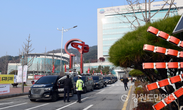 원주시청 앞 집회 민노총, 소음 민원 출동 경찰과 실랑이