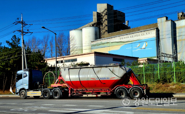 [현장 컷] 화물연대 파업 철회 오일탱크로리 유류 출하 분주