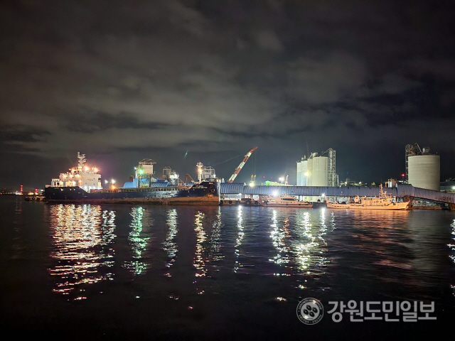 동해 묵호항 화물부두 중단 5년만에 일반 화물운송 첫 재개