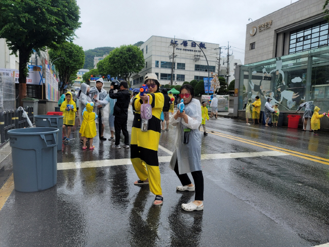 어차피 젖으려 왔는데 비와서 더 즐겁다…춘천마임축제 아수라장 4년만 도심서 개최