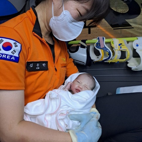 고성 여행중 태국인 산모 구급차 안에서 아기 출산