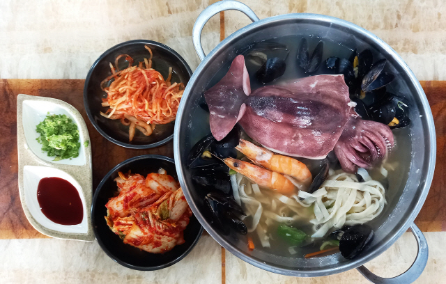 [오래된 미래 강원 노포 탐방] 68. 철원 길목해물칼국수