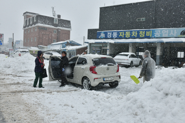 속초 설악동 36.9㎝ 폭설… 강원 영동 피해 속출
