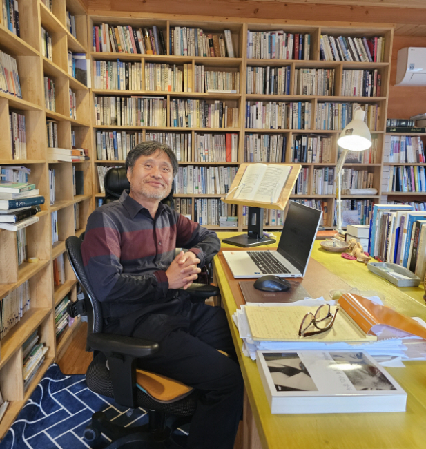 [최돈선의 예술인 탐방지도 -비밀의 방] 72. 시는 나를 위해 켜놓은 등불 같은 것 - 시인 김창균