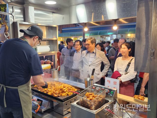 두 시간여 만에 품절… 강릉 월화거리야시장 개장 열기 후끈