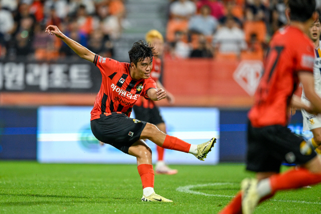 정한민 슈퍼골 강원FC, 다시 연승 행진…광주에 2-0 승리