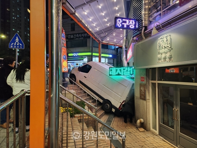 [현장컷] 춘천 서부시장 상가로 차량 떨어져