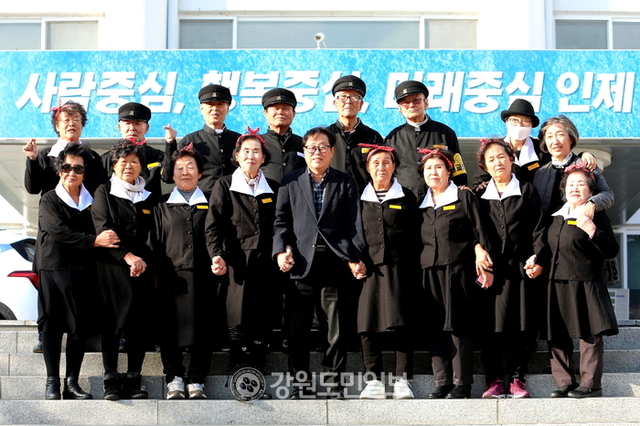 [시니어 현장] 인제군사회복지관, 꽃보다 老(노)치원 수료식