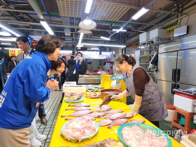 추미애 의원, 보수 텃밭 강릉 중앙시장 방문 지지호소