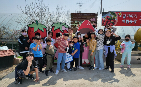 논산 유영농원서 새콤달콤 신나는 딸기체험
