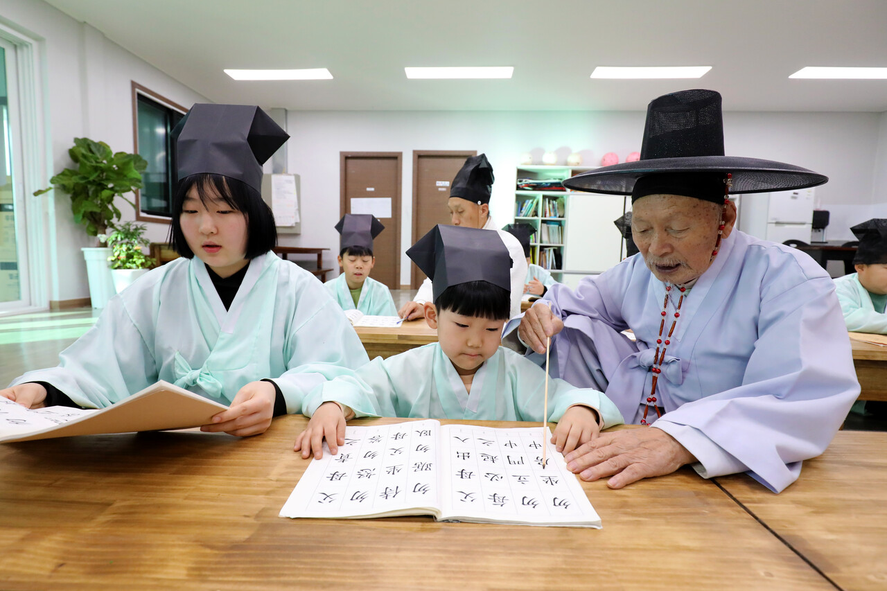 [포토] 훈장님께 배우는 예절교육