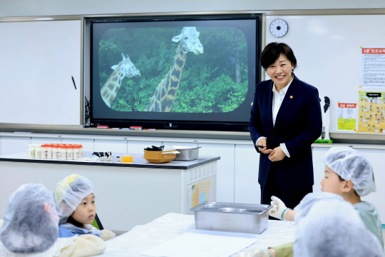 [사진뉴스]  송미령 농식품부 장관, 천안 가람초등학교 방문
