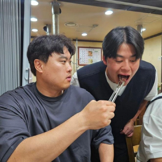 100승 고지 류현진, 특급도우미 노시환 입에 소고기 쏙