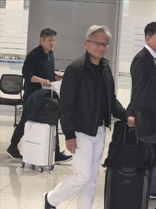 젠슨 황 엔비디아 CEO, 인천공항 입국…15년만에 방한