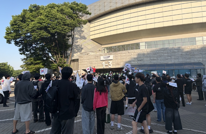 "재선거" 외치며 개표소 봉쇄 밤샘 대치…선관위 직원 수십명 고립