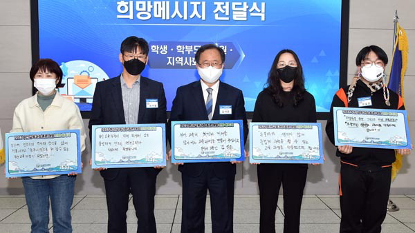 부산성시화운동본부와 사상목회자연합회, 부산 사상구에 온누리상품권 기탁 外
