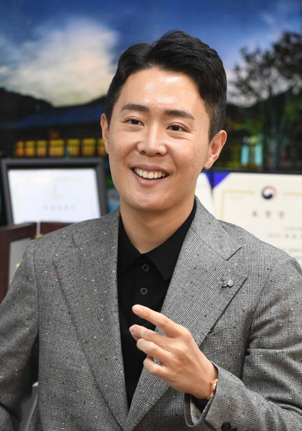 “물려받은 ‘나눔 DNA’ 앞으로도 쭉 이어가야죠”