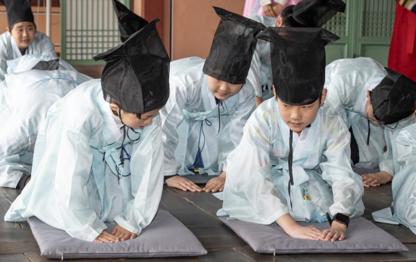 [포토뉴스] 동래향교에서 배우는 전통 예절