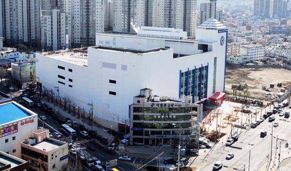 경영위기로 문 닫는 대형마트…‘노른자 땅’ 개발방향 촉각