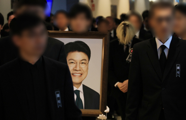 고 장제원 전 의원 발인식…가족 등 250명 참석