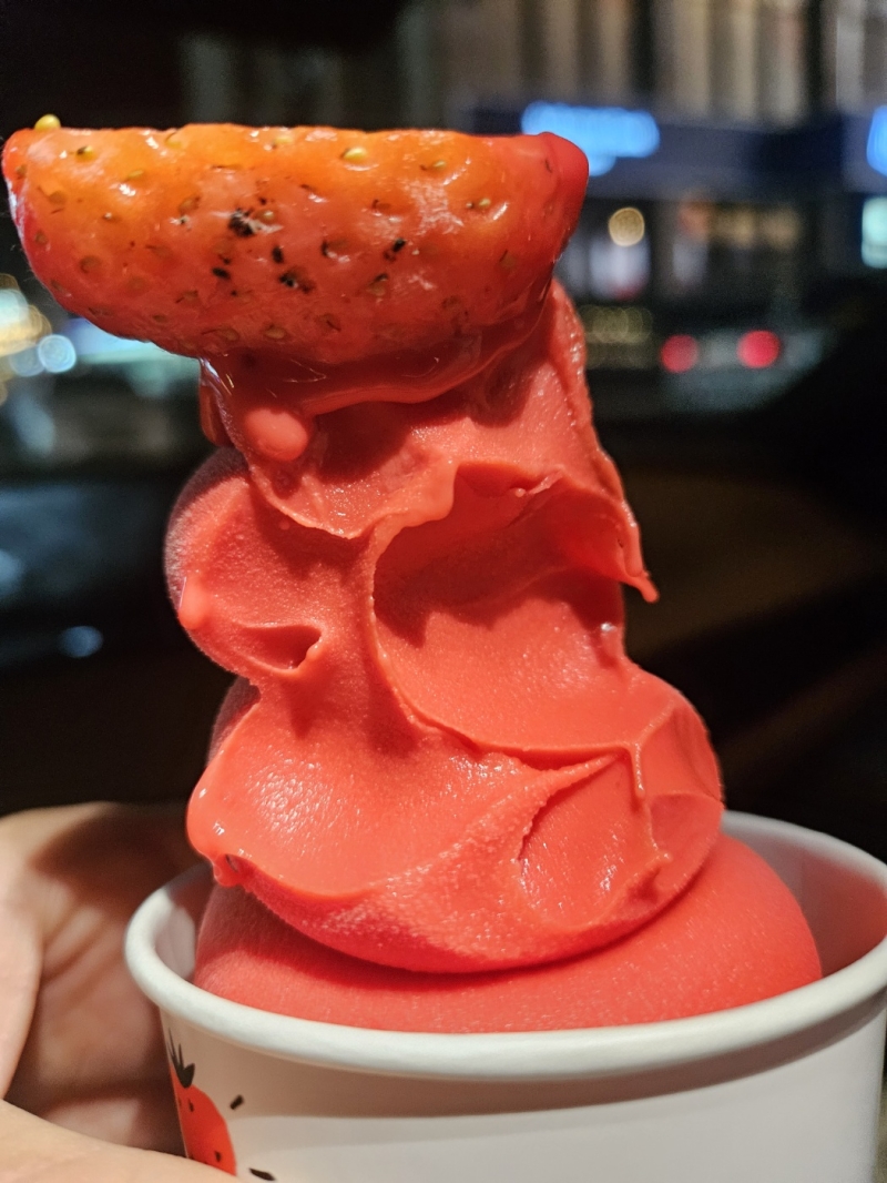 아이스크림에 얹은 생딸기에 웬 곰팡이?..여수딸기모찌, 위생 엉망