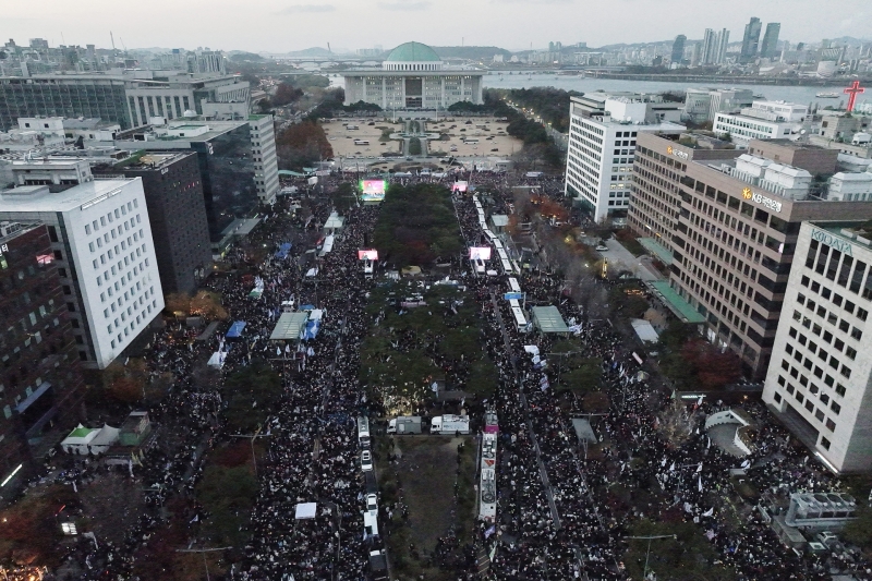 탄핵 관련 키워드 검색량 1,000% 폭증..여의도 일대 일부 통신 지연