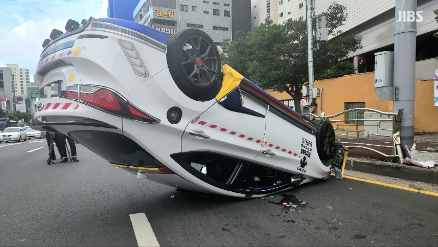 경찰차 전복?...제주 롯데마트 사거리서  차량사고